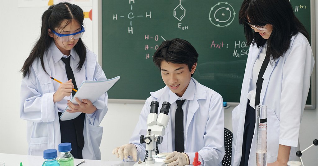 students-studying-o-level-chemistry-lab